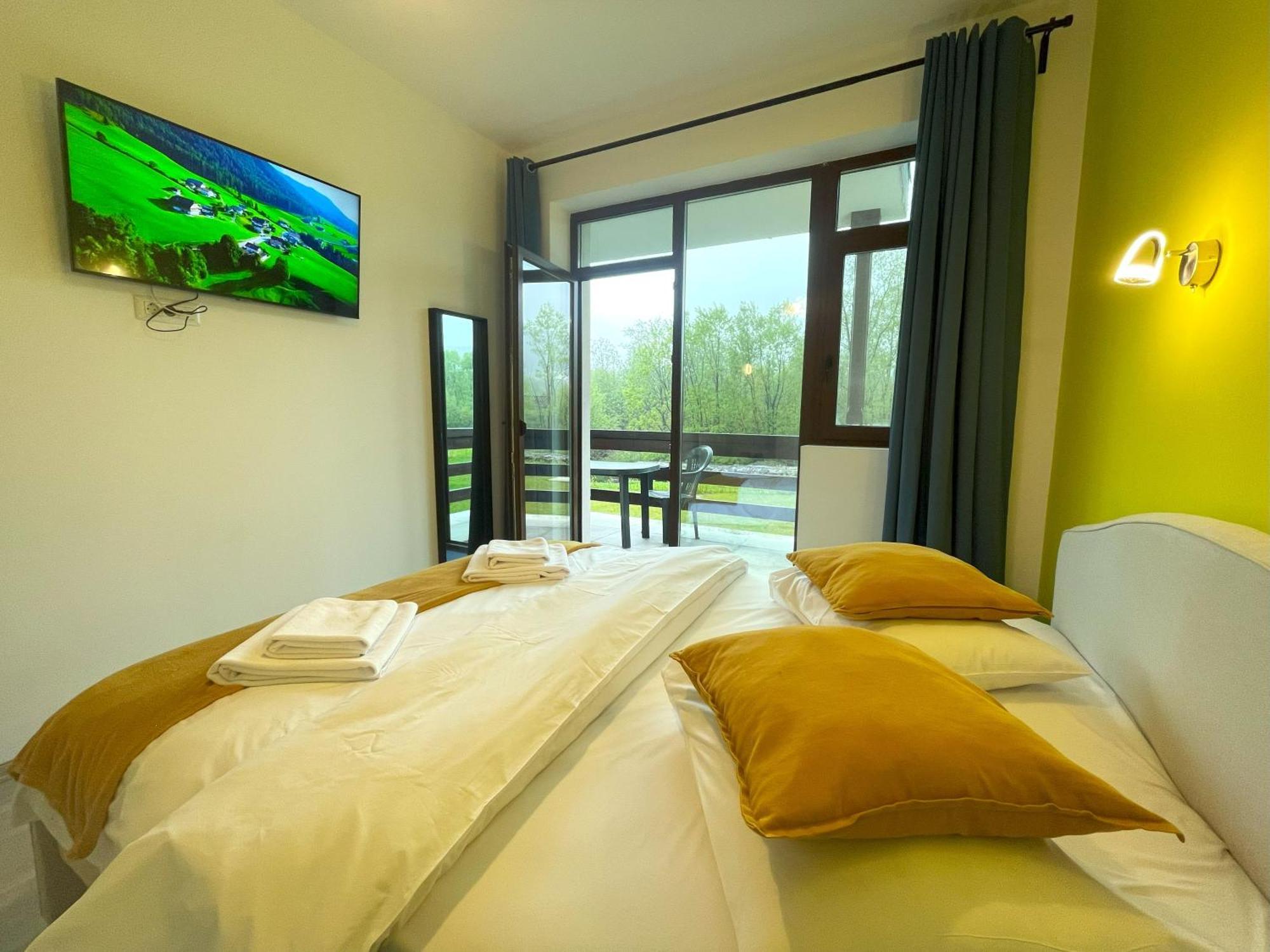 Cozy Riverfront Apartments With Garden And Mountain View Buşteni Buitenkant foto