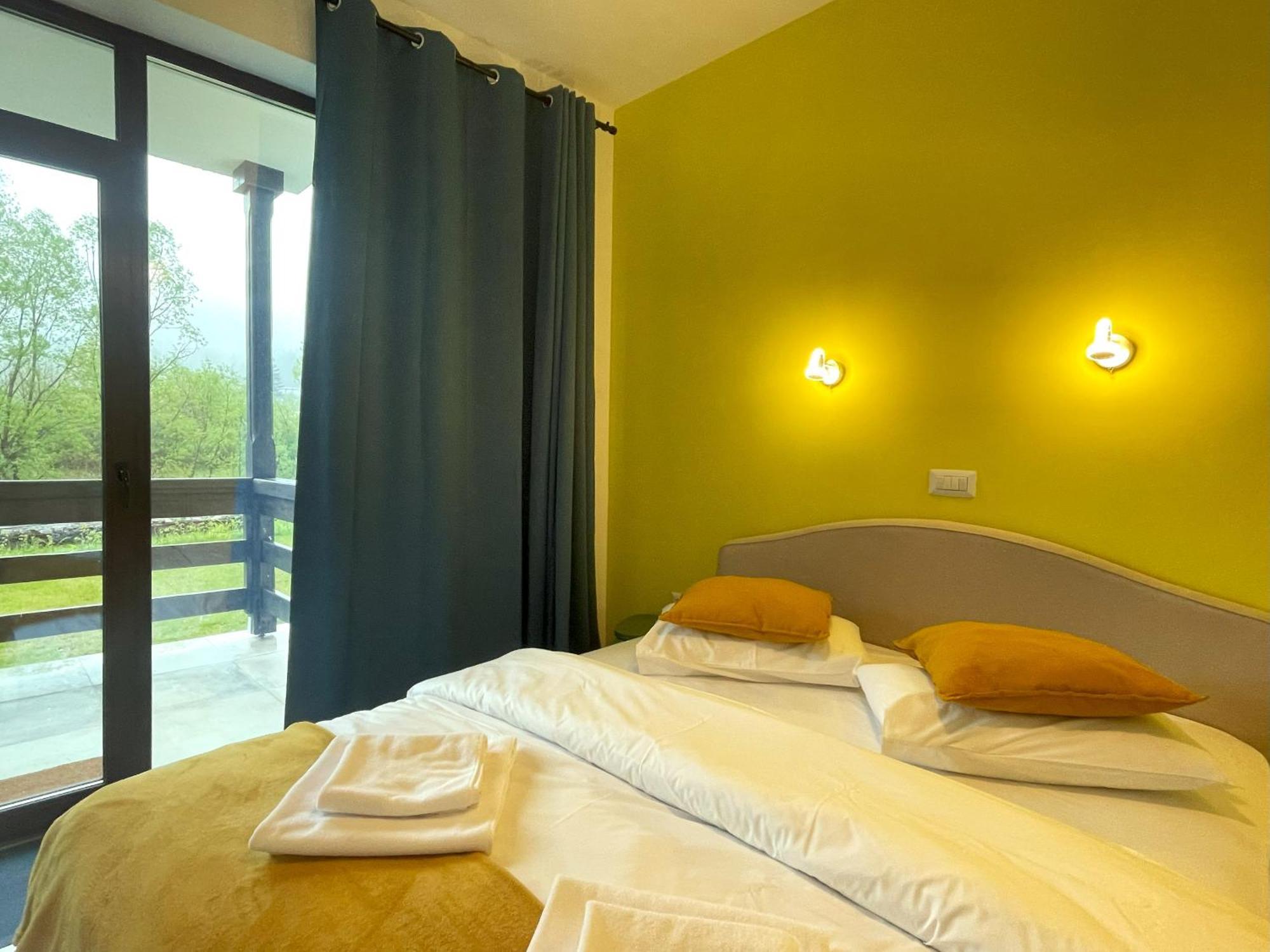 Cozy Riverfront Apartments With Garden And Mountain View Buşteni Buitenkant foto