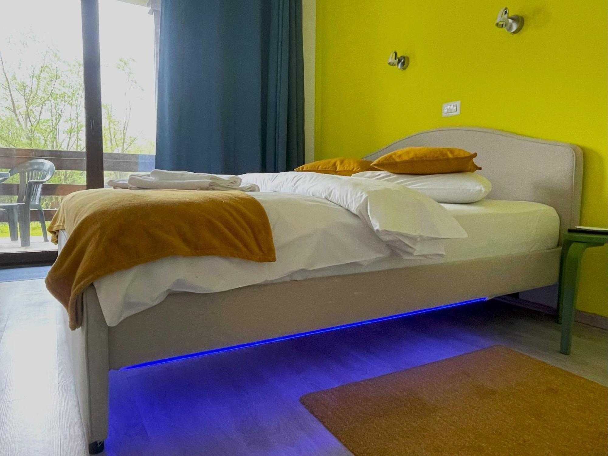 Cozy Riverfront Apartments With Garden And Mountain View Buşteni Buitenkant foto